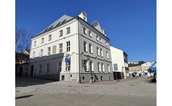 Kamienica w sercu Tarnowa - Eleganckie lokale / gabinety  na piętrze (winda)