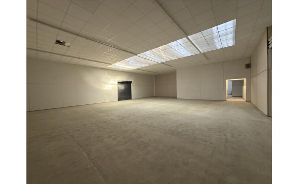 Tarnów / Magazyn 185m2 + biura + parking / 